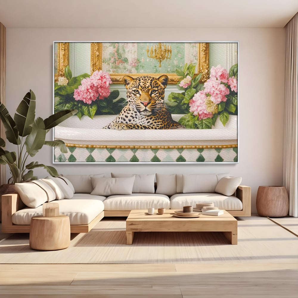 Tablou canvas cu tablou canvas cu leopard in cada, in rama de aluminiu argintiu, pe perete intr-un living